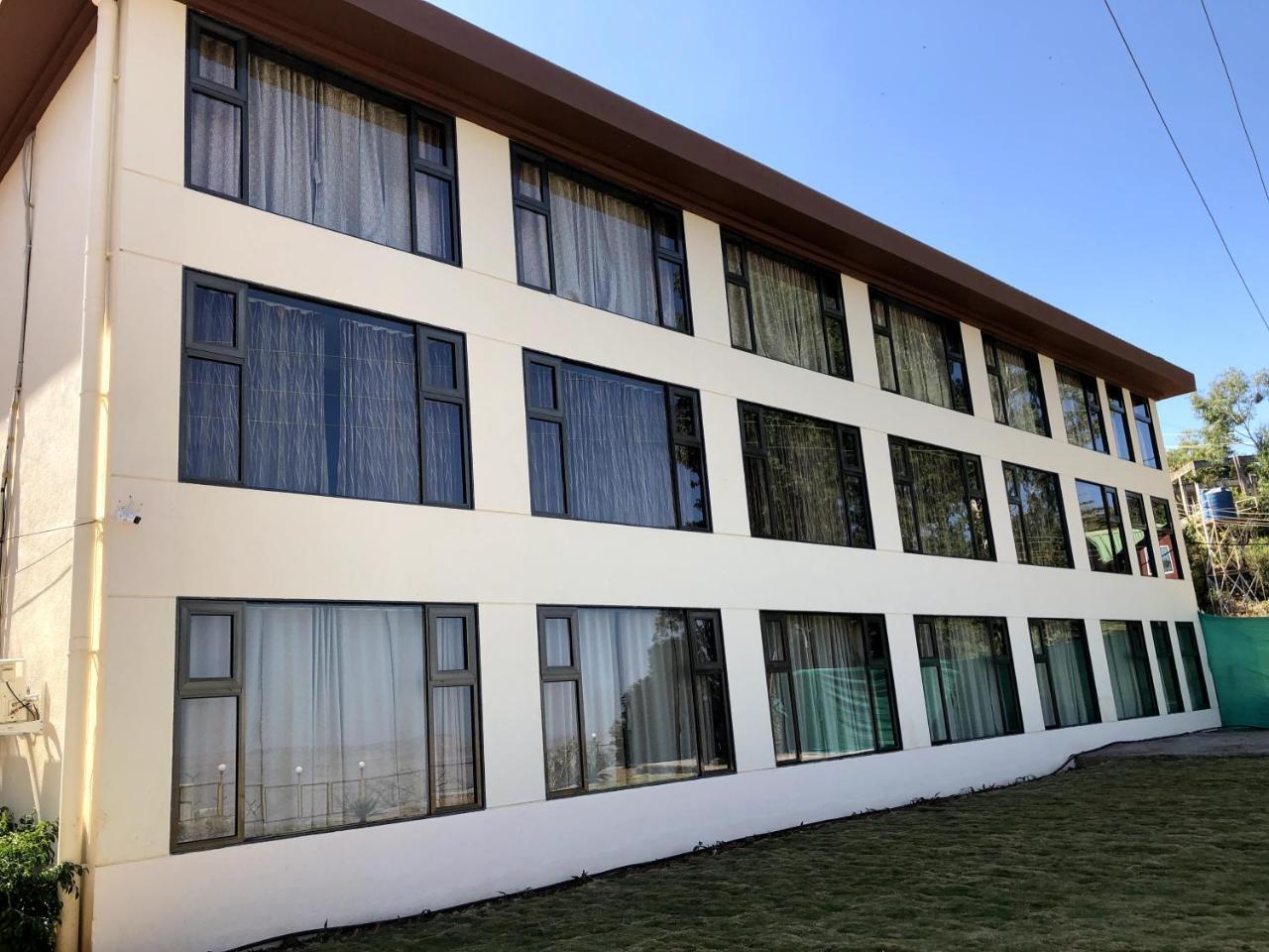 Royal Orbit Hotel Панчгани Екстериор снимка