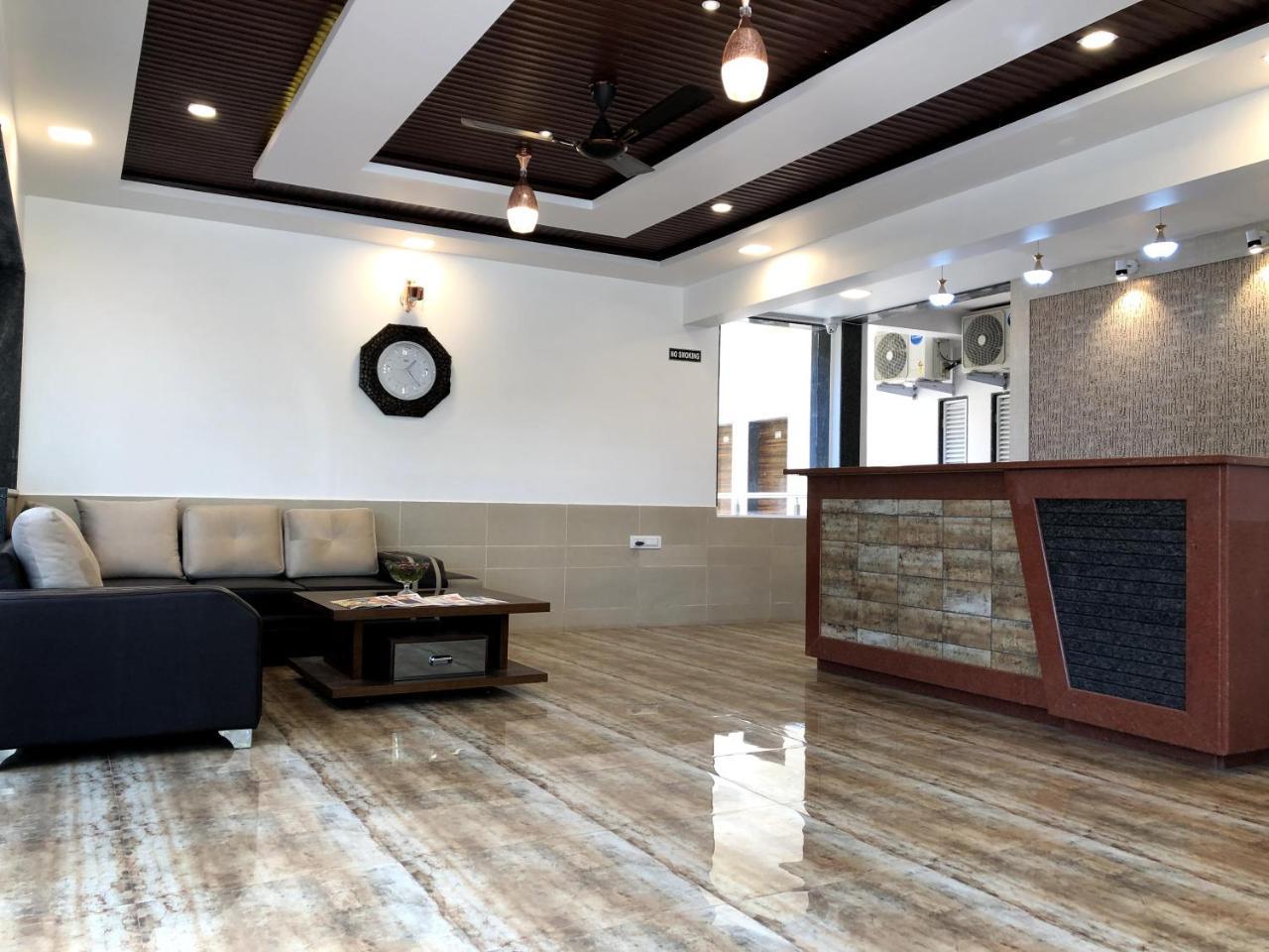 Royal Orbit Hotel Панчгани Екстериор снимка