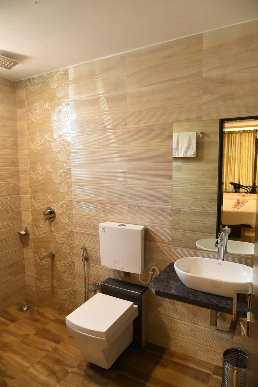 Royal Orbit Hotel Панчгани Екстериор снимка