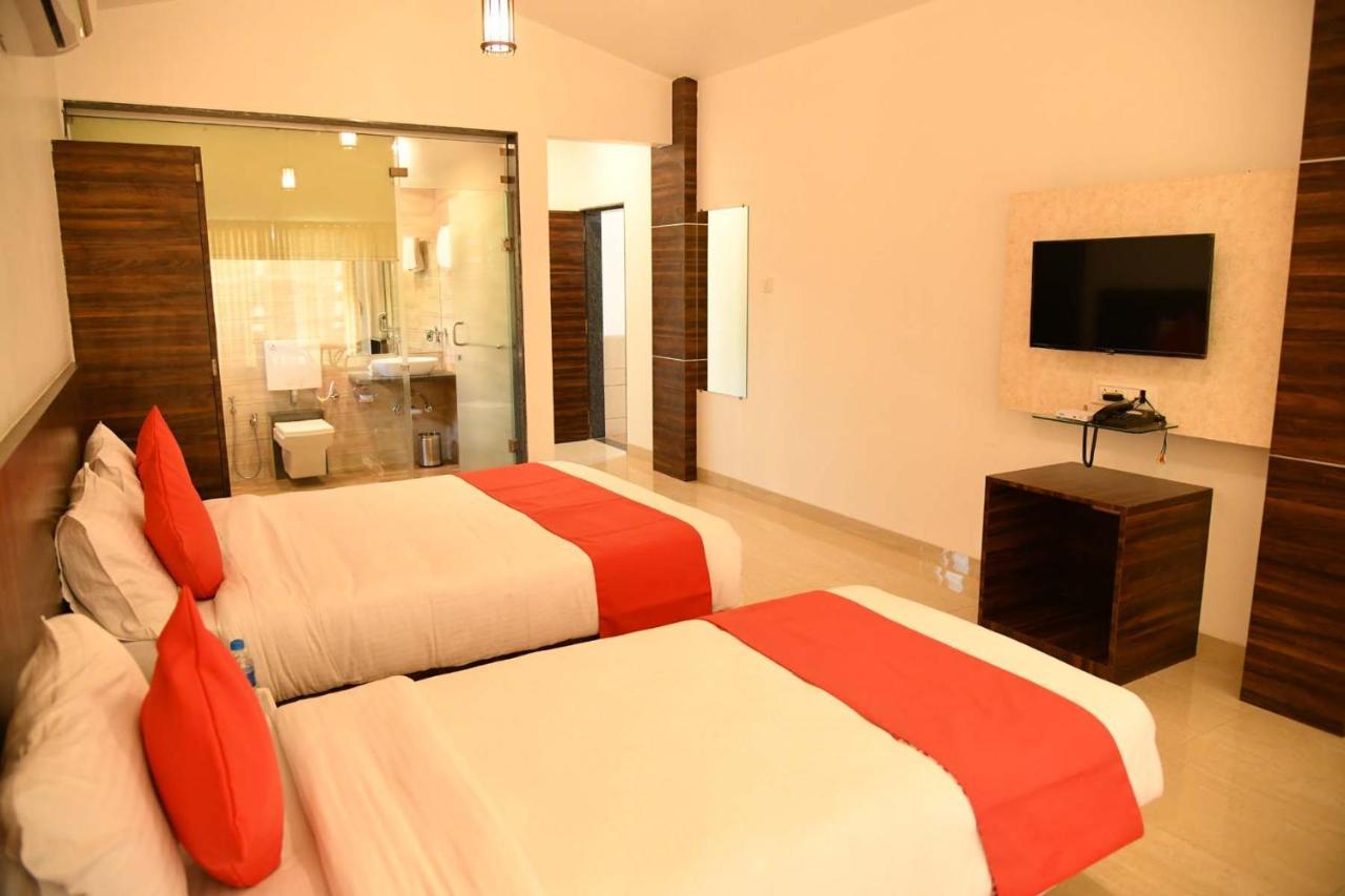 Royal Orbit Hotel Панчгани Екстериор снимка