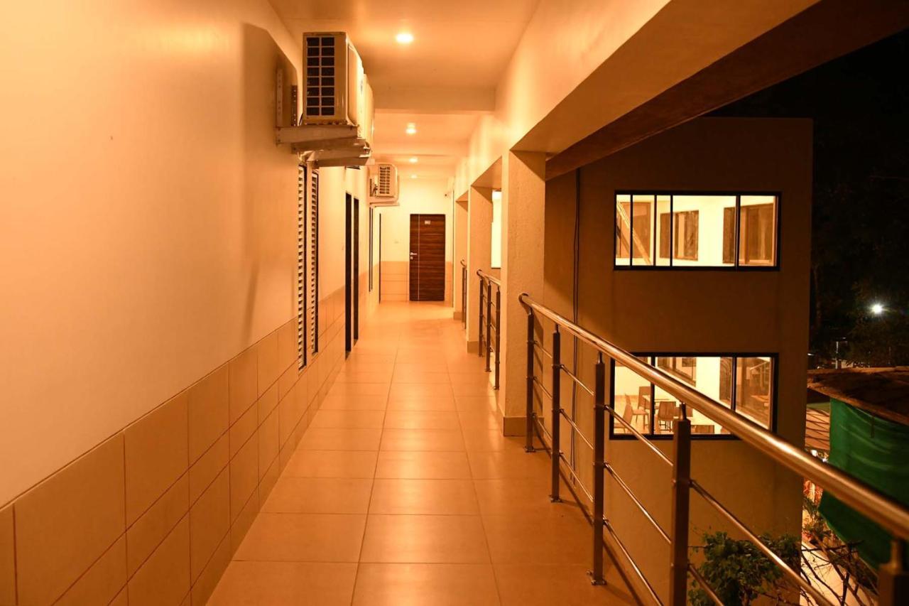Royal Orbit Hotel Панчгани Екстериор снимка
