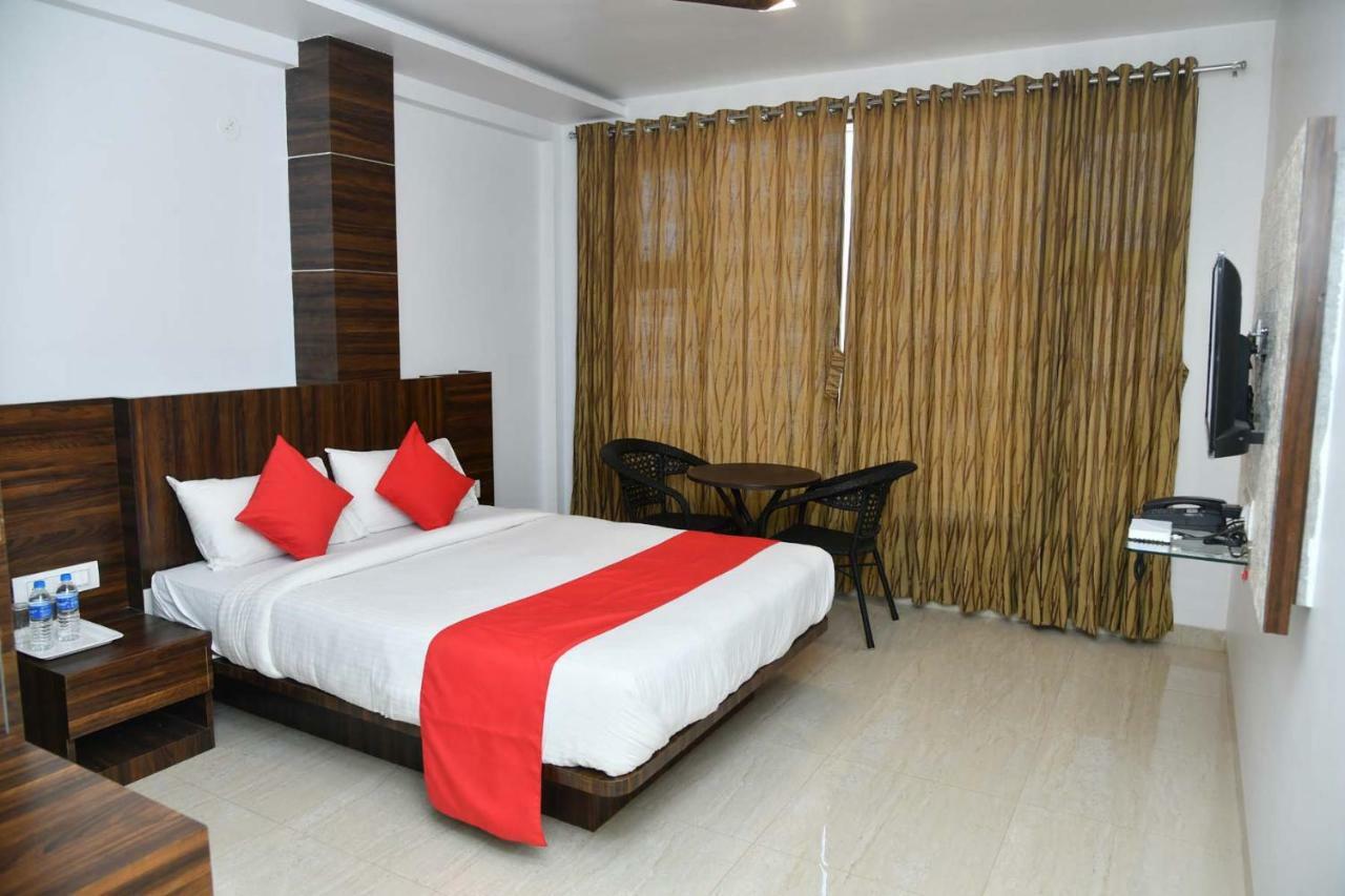 Royal Orbit Hotel Панчгани Екстериор снимка