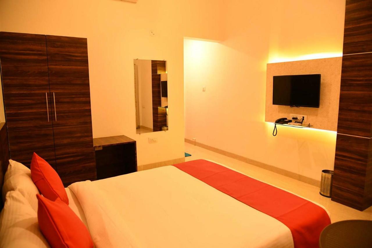 Royal Orbit Hotel Панчгани Екстериор снимка