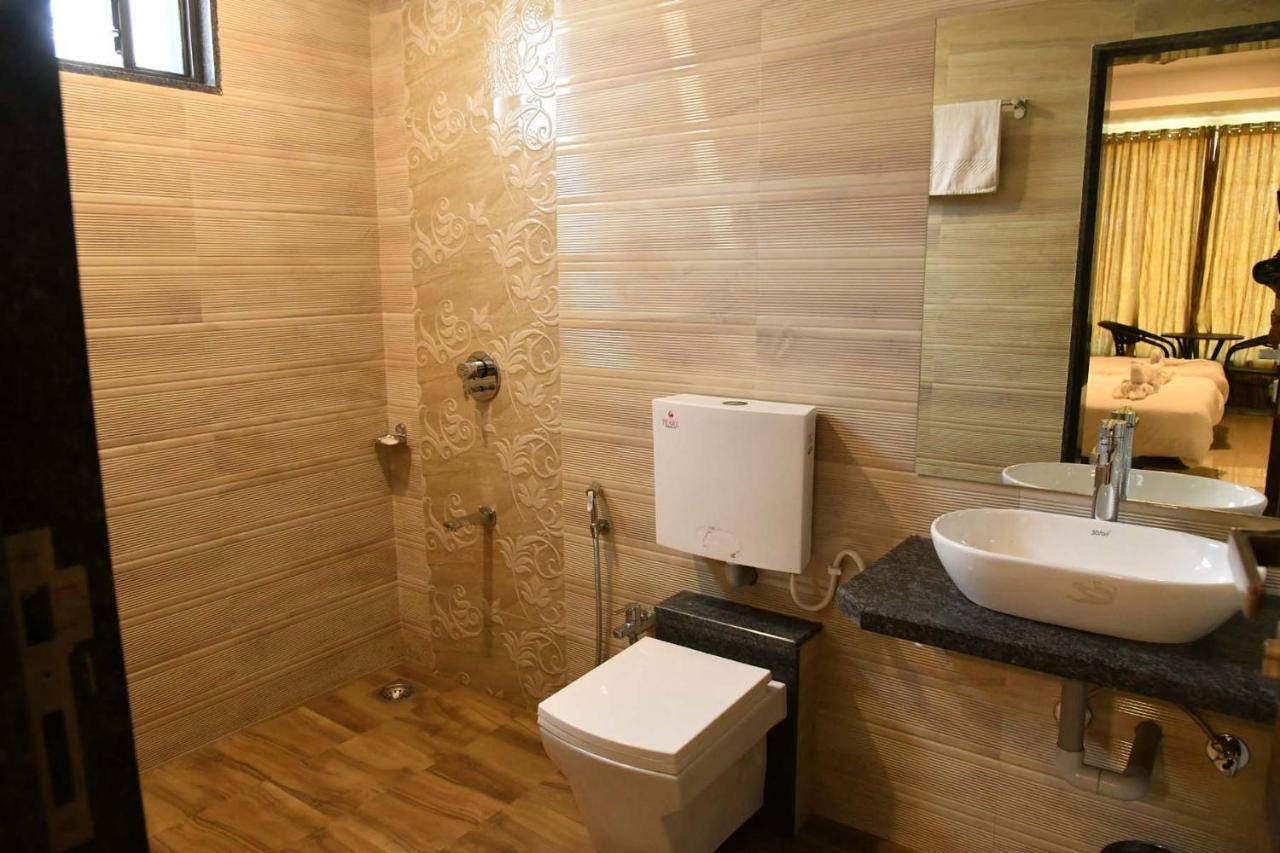 Royal Orbit Hotel Панчгани Екстериор снимка