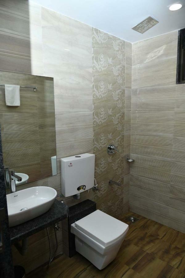 Royal Orbit Hotel Панчгани Екстериор снимка